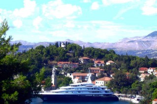 Benetti Motor Yacht Reverie anchored